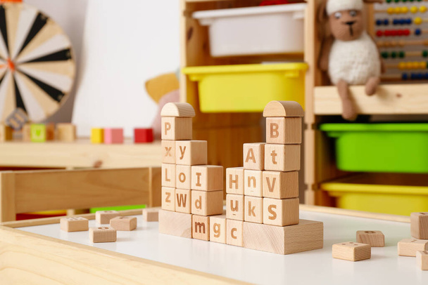 ما الفرق بين التعليم التقليدي والتعليم بمهنج المونتيسوري